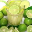 Copo com limonada e vários limões em volta para desintoxicar o fígado