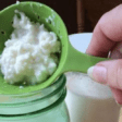 Pode de cidro com com uma peneira verde com kefir dentro