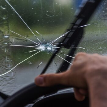 o-para-brisa-do-seu-carro-trincou-resolva-isso-usando-alho